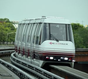 AirTrain Newark가 2023년 5월 터미널 A에 접근