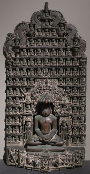 현재, 과거, 미래의 우주 시대의 티르탕카라(총 72명)의 금속 조각상