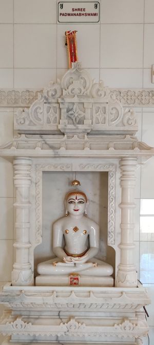 캘리포니아 부에나 파크에 있는 남부 캘리포니아 자이나교 센터의 파드마나브 스와미(슈레니카 마하라자) 조각상. 다음 시대 주기의 첫 번째 티르탕카라이다.