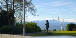 그라프 체펠린 하우스의 체펠린 동상, 배경은 젠티스