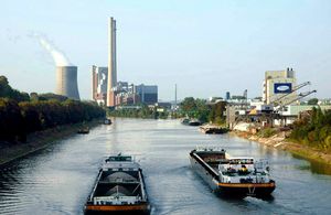 운송 회사 Gebr. Krieger의 화물 동력선 Wolfgang Krieger와 Heiner Krieger가 있는 하일브론 운하 항