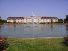 정원의 연못 너머로 루트비히스부르크 성을 바라보고 있다