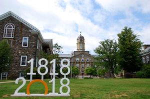 헨리 힉스 학술 행정 빌딩은 댈하우지 대학교의 스터들리 캠퍼스에 위치하고 있으며, 댈하우지 대학교의 많은 행정 사무실이 있다.