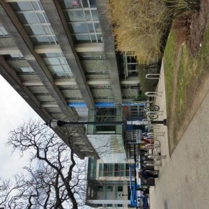 학생회관은 캠퍼스 내 학생들의 과외 활동과 사교 생활의 중심지이다. 이곳에는 댈하우지 학생회를 비롯한 많은 학생 단체와 클럽이 있다.