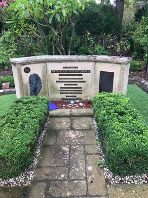 시드니 노던 서브버브스 화장터에 있는 허친스의 기념비.