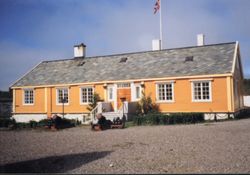 바르되후스 요새의 장교 숙소. 마가목 나무는 계단 왼쪽과 오른쪽에 있다.