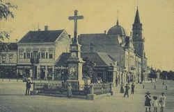 20세기 초, 키킨다의 중앙 광장에 있는 십자가
