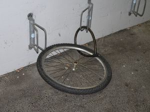 자전거는 바퀴를 제거하거나 잠금 장치를 절단하여 잠겨 있어도 때때로 도난당할 수 있습니다.