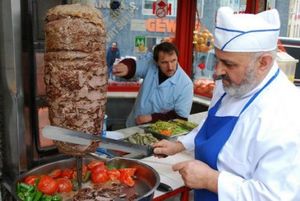 요리사가 프라이팬에 재료를 썰고 있다