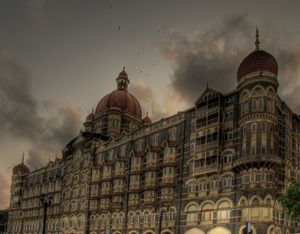 호텔의 모습, 테러 공격 당시 연기가 나고 있다