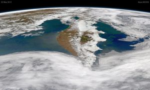 2013년 조류 번성으로 둘러싸인 캄차카반도