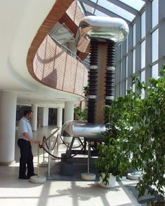 헝가리 최초의 선형 입자 가속기의 밴더그래프 발전기는 1951년에 700kV, 1952년에 1000kV를 달성했다.