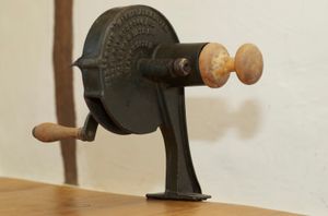 감귤 껍질을 얇게 썰기 위해 사용된 골동품 마멀레이드 커터