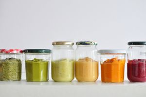 집에서 만들어 유리병에 냉동 보관한 퓌레 이유식.