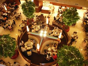 식사를 즐기는 사람들