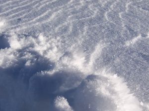 새롭게 내린 눈이 변성되기 시작한다: 표면에는 바람에 의해 다져진 사스트루기가 보인다. 전경에는 차가운 표면으로 빠져나온 재결정된 수증기에 의해 형성된 서리 결정이 있다.