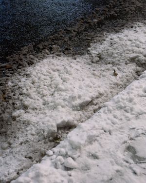 도로의 눈은 검게 변해 미관을 해치기도 한다.