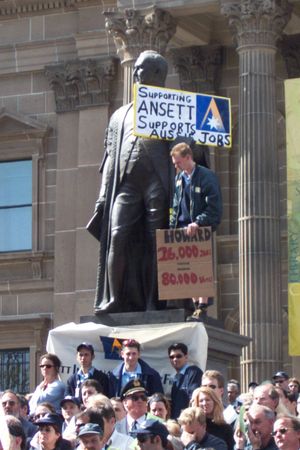 2001년 9월 14일, 앤셋의 폐쇄 발표 당일, 수천 명의 직원들이 멜버른의 빅토리아 주립 도서관에 모여 항의했다.