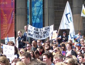 많은 직원들이 앤셋의 재정적 붕괴에 대한 에어 뉴질랜드의 과실이라고 믿고 분노를 표출했다.