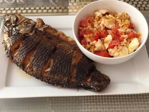 튀긴 틸라피아와 카마티스 마알라트 나 이틀로그