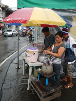 여성이 라구나주 나그칼란 공설 시장에서 푸토 붐봉을 판매하고 있다