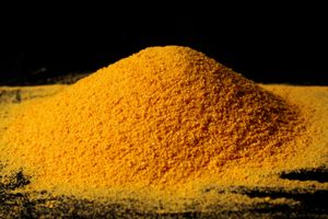 양념이 된 빵가루 혼합물. 튀김 전에 재료에 입힌다.