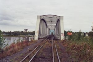 토르네 강(Torne (Finnish and Swedish river)) 위를 지나가는 토르네 강 철교(Torne River Railway Bridge)에는 복선 궤도의 가운틀릿 트랙(Gauntlet track)이 설치되어 있다.