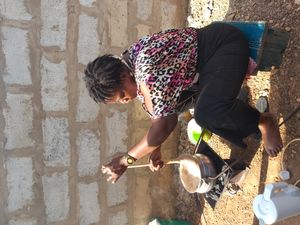 한 여자가 sagtulga를 젓고 있다