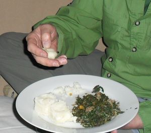 케냐에서 우갈리를 먹는 모습