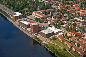 우메오 대학교 예술 캠퍼스. 강을 따라 뒤쪽부터 순서대로 순수 미술 아카데미(신), 디자인 연구소, 빌드 뮤지엄, 건축 학교가 있으며, 건축 학교 오른쪽에 순수 미술 아카데미의 구 교사가 있다.