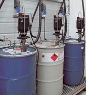 드럼 펌프가 드럼통에 놓여져 있다