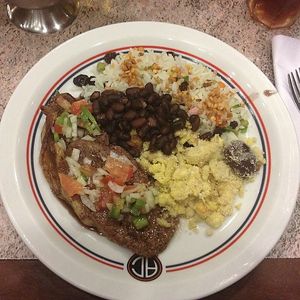 전형적인 브라질 점심 식사에는 쌀, 콩, 파로파, 피카냐, 잘게 썬 양파, 토마토, 고추, 식초, 기름으로 준비한 비나그레치가 포함된다