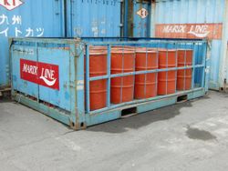 규슈의 섬 지역과 본토를 잇는 내항용 컨테이너에 연료 수송용 200ℓ 드럼통을 적재하고 있는 사례.가고시마현／가고시마 신항에서, 2011년 5월 7일 촬영.