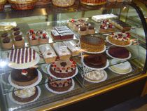 네우켄 주 산 마르틴 데 로스 안데스의 가게에 진열된 "초콜릿과 두세 데 레체" 케이크, 그리고 다른 지역의 인기 상품