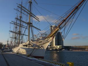 코쉬치우슈코 광장에서 바라본 풍경; 왼쪽에 다르 포모제, 오른쪽에 씨 타워즈가 있다.