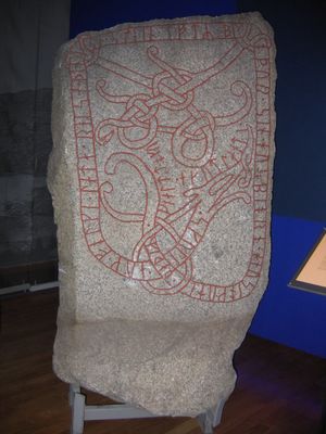 토르세트라 룬석(U 614)은 고틀란드섬 여행 중 병들어 죽은 스웨덴 국왕의 조공 징수인을 기리기 위해 세워졌다. 스웨덴 역사 박물관, 스톡홀름.