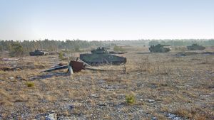 2005년 토프타 스키트펠트에서 훈련 중인 4대의 전투 차량 90