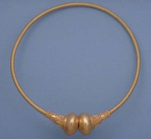 하보르 호드에서 나온 금 토크의 복제품