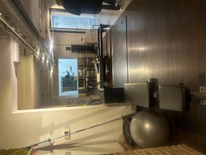 런던의 필라테스 스튜디오에 있는 리포머 기구