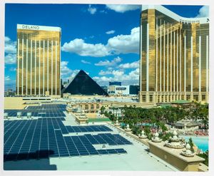 사진 왼쪽 하단은 만달레이 베이 컨벤션 센터 상단에 있는 태양광 발전소의 일부를 보여준다.