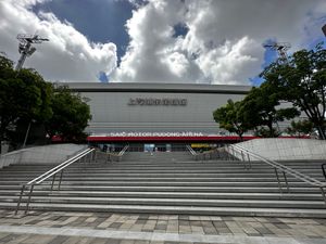 푸둥 축구 경기장의 동쪽 입구에서 본 모습