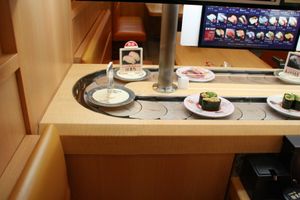 좁은 구석을 도는 회전 초밥 컨베이어 체인