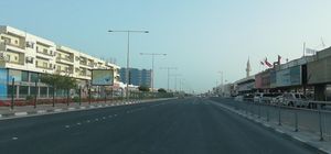 알와크라 로드는 도시를 관통하는 주요 도로이며, 소매업의 중심지이기도 하다.