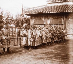 후에 황궁의 태묘(太廟) 앞에서 있는 관료들