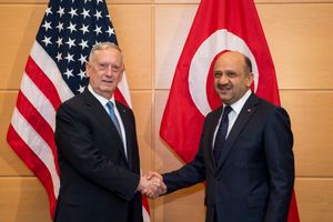 2017년 2월 브뤼셀의 NATO 본부에서 터키 국방부 장관 피크리 이시크와 만난 매티스