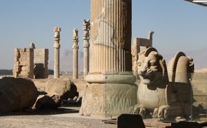 팀의 상징으로 사용되는 페르세폴리스의 페르시아 기둥.