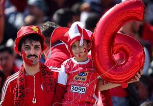 페르세폴리스 팬이 1973년 에스테글랄을 상대로 6-0으로 승리한 것을 언급하며 "6"이라는 숫자가 적힌 풍선을 들고 있다