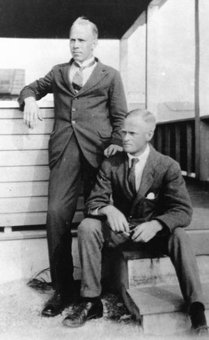 다트 (왼쪽)와 조셉 L. 쉘셔