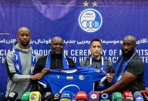 에스테글랄의 현재 기술 스태프; 왼쪽부터: 무시 마틀라바, 피트소 모시마네, 마히에르 데이비즈, 카벨로 랑고아가