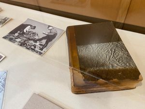 불에 탄 도서 소각 대상의 잔해, Le Marquis de Sade et Son Temps (사드 후작과 그의 시대). 장-니콜라우스 트레터 컬렉션의 일부